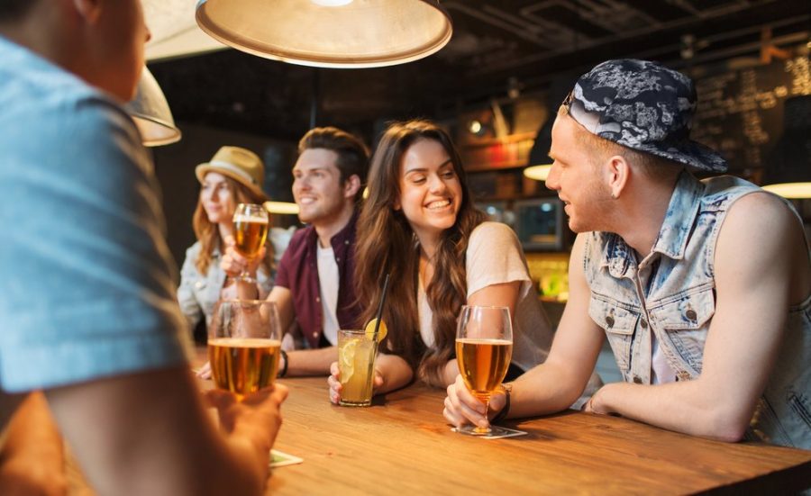 amici che bevono birra